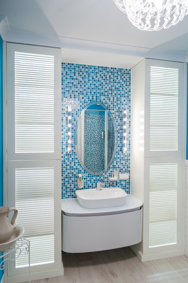 Diseño de cuarto de baño contemporáneo con espejo con luz