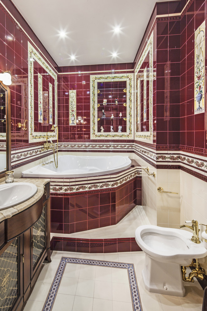 Example of a mid-sized classic bathroom design in Moscow