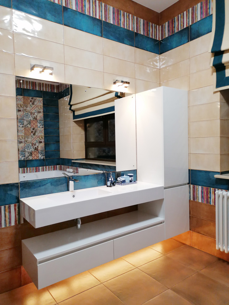 Свежая идея для дизайна: большая ванная комната в современном стиле с плоскими фасадами, белыми фасадами, разноцветной плиткой, монолитной раковиной, коричневым полом, белой столешницей, ванной в нише, душем в нише, унитазом-моноблоком, керамической плиткой, разноцветными стенами, полом из керамогранита, душевой кабиной, столешницей из искусственного кварца, душем с распашными дверями, окном, тумбой под одну раковину, подвесной тумбой и любым потолком - отличное фото интерьера