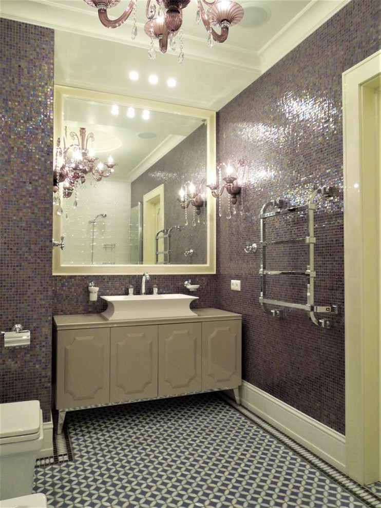 Стильный дизайн: большая детская ванная комната в стиле неоклассика (современная классика) с фасадами с выступающей филенкой, бежевыми фасадами, ванной в нише, душем над ванной, раздельным унитазом, красной плиткой, керамической плиткой, разноцветными стенами, полом из мозаичной плитки, настольной раковиной, столешницей из искусственного камня, бежевым полом, открытым душем и бежевой столешницей - последний тренд