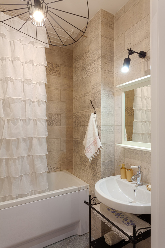Ejemplo de cuarto de baño principal escandinavo pequeño con bañera empotrada, sanitario de pared, baldosas y/o azulejos grises, baldosas y/o azulejos de cerámica, paredes grises, suelo de baldosas de cerámica y lavabo suspendido