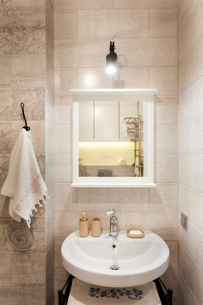 Skandinavisk inredning av ett litet en-suite badrum, med ett badkar i en alkov, en vägghängd toalettstol, grå kakel, keramikplattor, grå väggar, klinkergolv i keramik och ett väggmonterat handfat