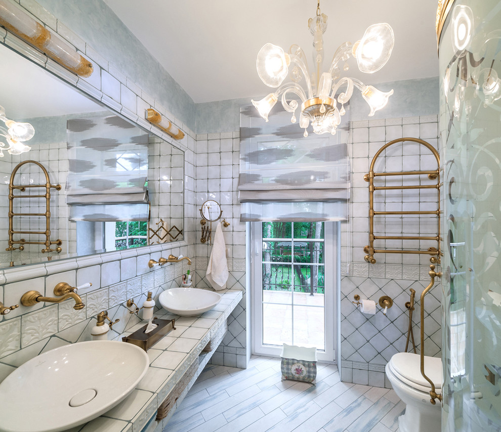 Пример оригинального дизайна: ванная комната в средиземноморском стиле с открытыми фасадами