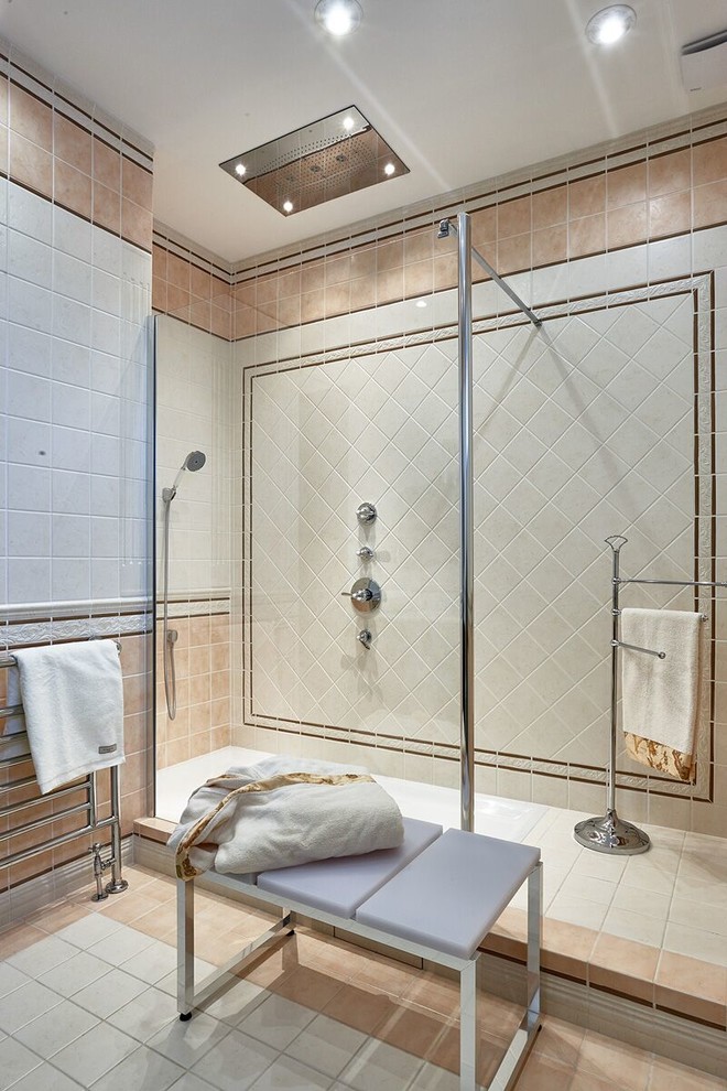 На фото: ванная комната в классическом стиле с душевой кабиной