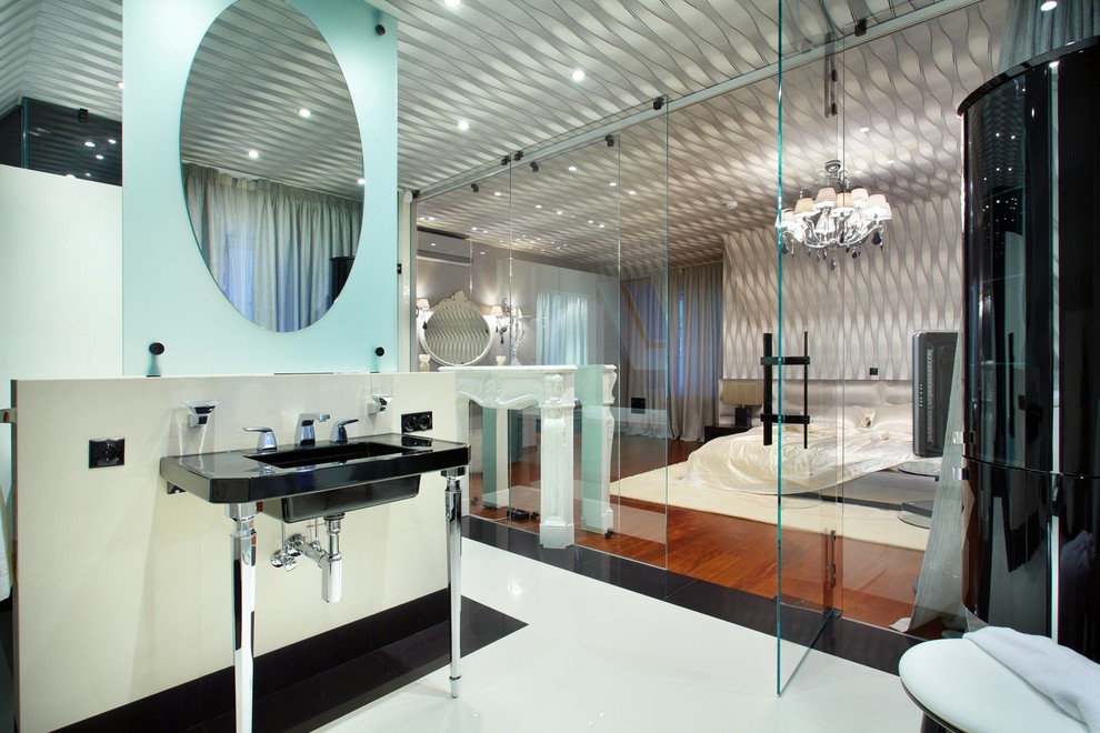 Стильный дизайн: ванная комната в современном стиле с душем в нише, раздельным унитазом и консольной раковиной - последний тренд