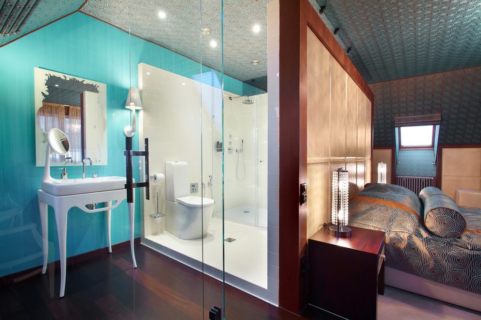 Идея дизайна: ванная комната в современном стиле с душем в нише, раздельным унитазом и консольной раковиной