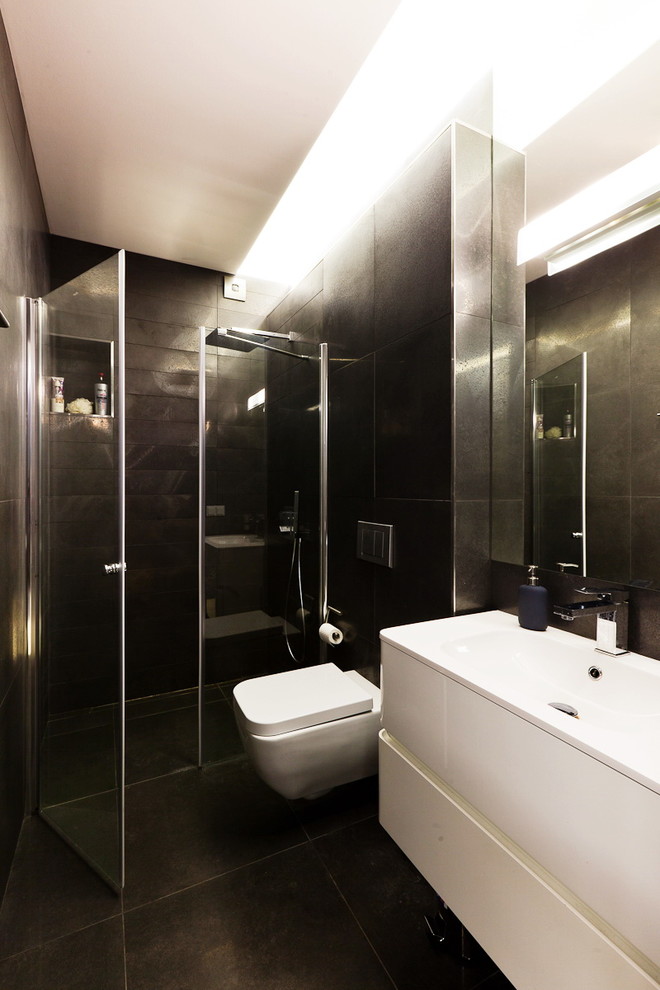 サンクトペテルブルクにある高級な小さなコンテンポラリースタイルのおしゃれなバスルーム (浴槽なし) (フラットパネル扉のキャビネット、白いキャビネット、バリアフリー、壁掛け式トイレ、黒いタイル、黒い壁、一体型シンク) の写真