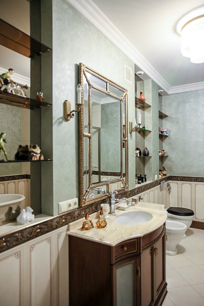 На фото: ванная комната в классическом стиле с зелеными стенами, врезной раковиной и бежевым полом с
