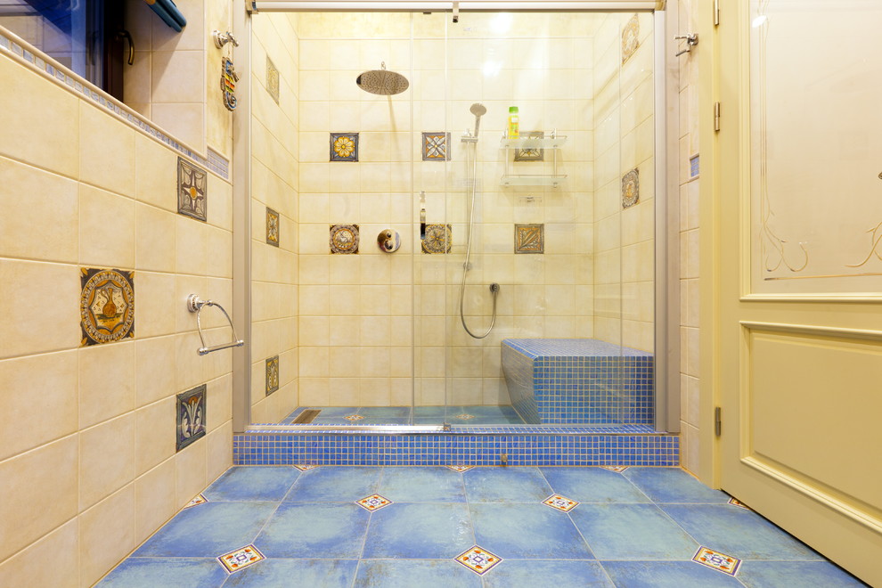 Свежая идея для дизайна: ванная комната в средиземноморском стиле с душем в нише и бежевыми стенами - отличное фото интерьера