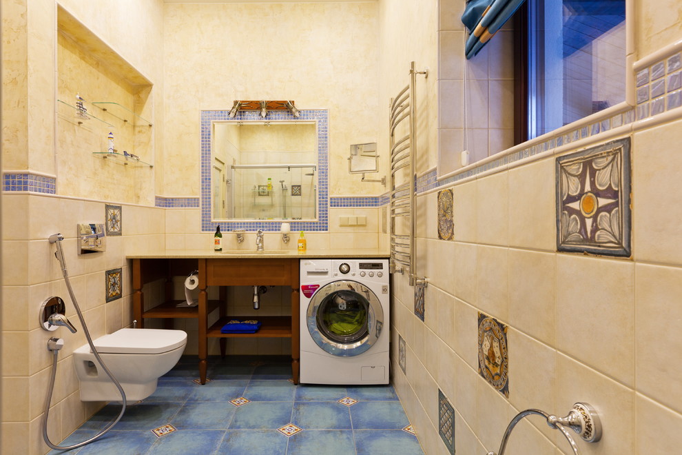 Источник вдохновения для домашнего уюта: ванная комната среднего размера в средиземноморском стиле с инсталляцией, бежевыми стенами, полом из керамической плитки и душевой кабиной