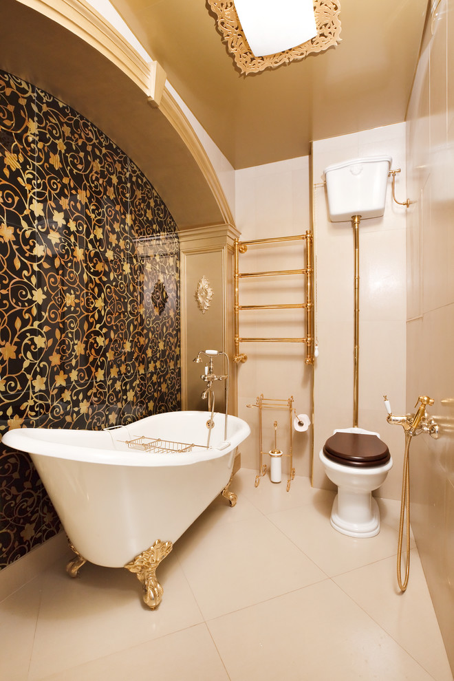 Foto di una stanza da bagno chic con vasca con piedi a zampa di leone, WC a due pezzi, piastrelle beige, pareti beige e pavimento in gres porcellanato