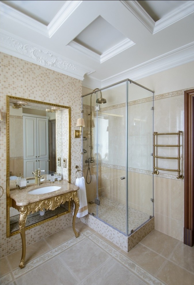 Стильный дизайн: ванная комната в викторианском стиле с угловым душем, плиткой мозаикой, бежевыми стенами и консольной раковиной - последний тренд