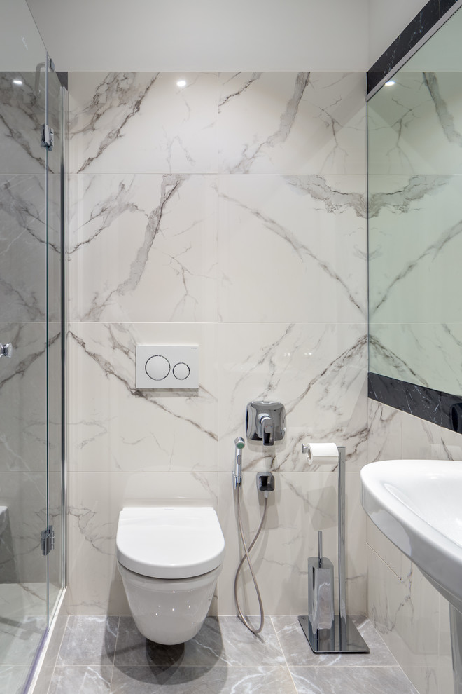 Inspiration för mellanstora eklektiska badrum med dusch, med vita skåp, ett fristående badkar, en vägghängd toalettstol, grå kakel, rosa väggar, ett konsol handfat och lila golv