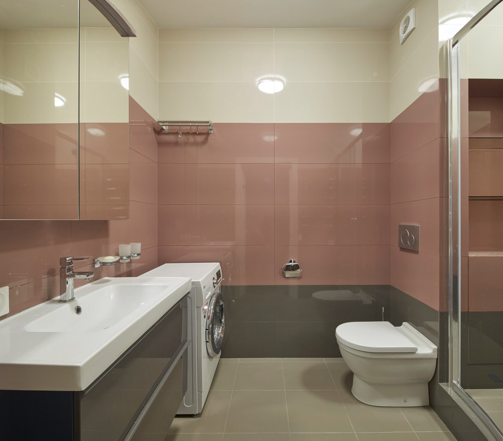 Immagine di una stanza da bagno con doccia design con piastrelle bianche, piastrelle rosa, piastrelle grigie, porta doccia scorrevole, ante lisce, ante grigie, doccia alcova, WC a due pezzi e lavabo integrato