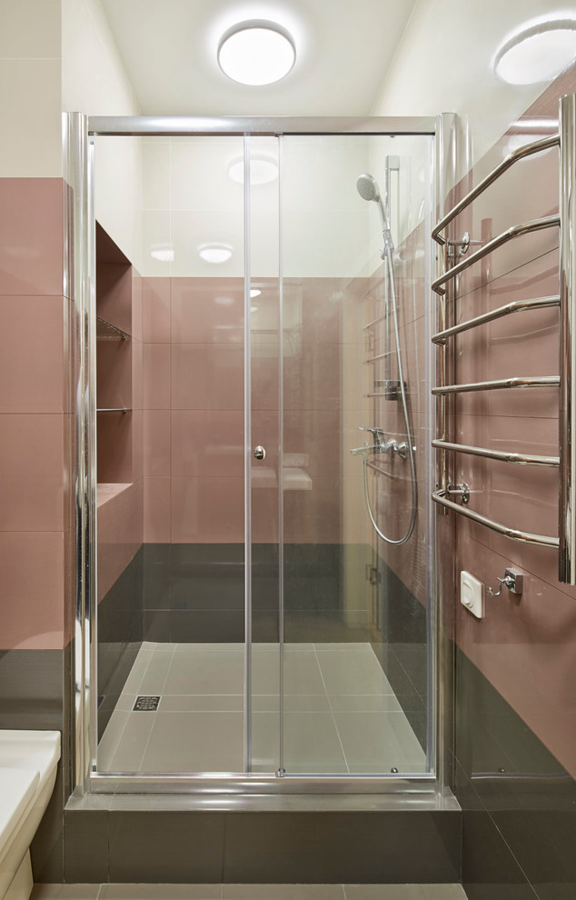 На фото: ванная комната в современном стиле с белой плиткой, розовой плиткой, серой плиткой, душевой кабиной и душем с раздвижными дверями