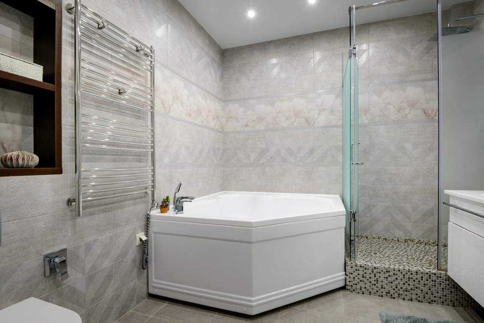 Пример оригинального дизайна: большая главная ванная комната в современном стиле с плоскими фасадами, белыми фасадами, угловой ванной, угловым душем, инсталляцией, серой плиткой, керамической плиткой, серыми стенами, полом из керамической плитки, врезной раковиной, столешницей из искусственного камня, серым полом, душем с распашными дверями и белой столешницей
