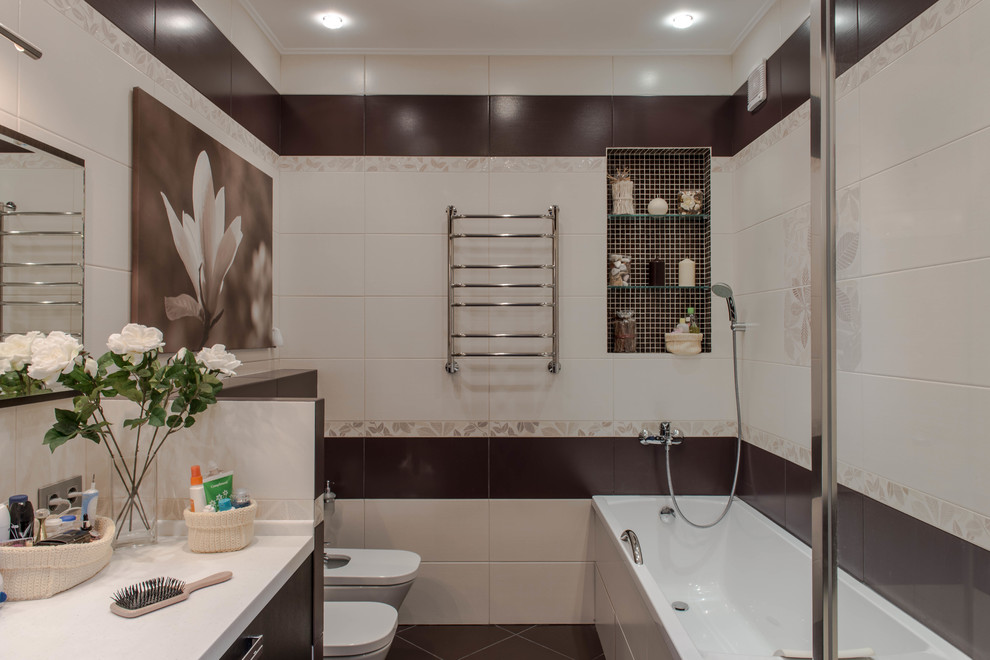 Стильный дизайн: главная ванная комната среднего размера в современном стиле с плоскими фасадами, темными деревянными фасадами, биде, керамической плиткой, полом из керамической плитки и столешницей из искусственного камня - последний тренд