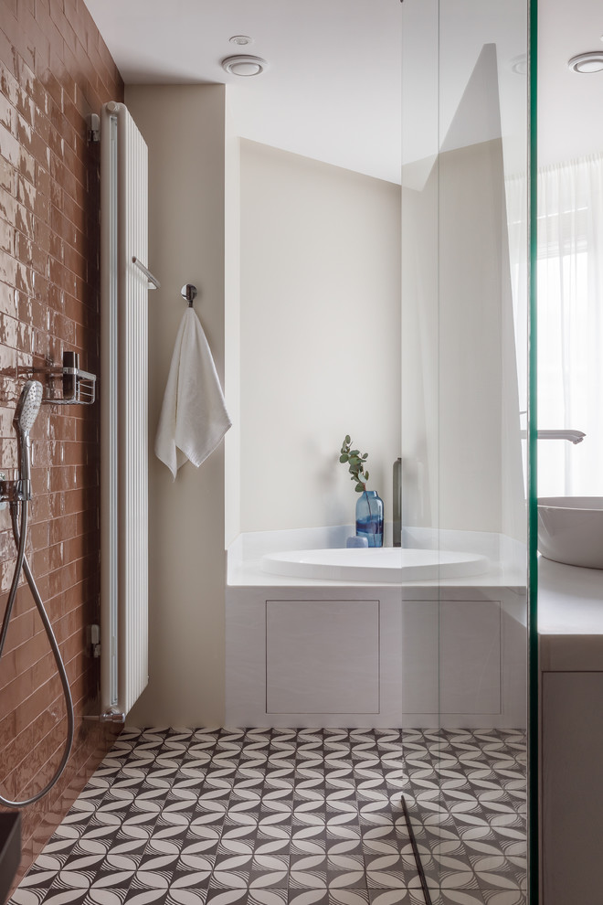 На фото: большая ванная комната в современном стиле с открытым душем, коричневой плиткой, керамической плиткой, белыми стенами, полом из керамической плитки, душевой кабиной, настольной раковиной, коричневым полом, открытым душем и накладной ванной с