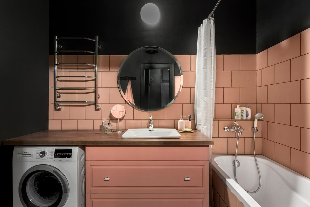 Inspiration för ett mellanstort industriellt en-suite badrum, med luckor med upphöjd panel, ett undermonterat badkar, en dusch/badkar-kombination, en toalettstol med separat cisternkåpa, porslinskakel, svarta väggar, klinkergolv i porslin, ett undermonterad handfat, träbänkskiva, svart golv och dusch med duschdraperi