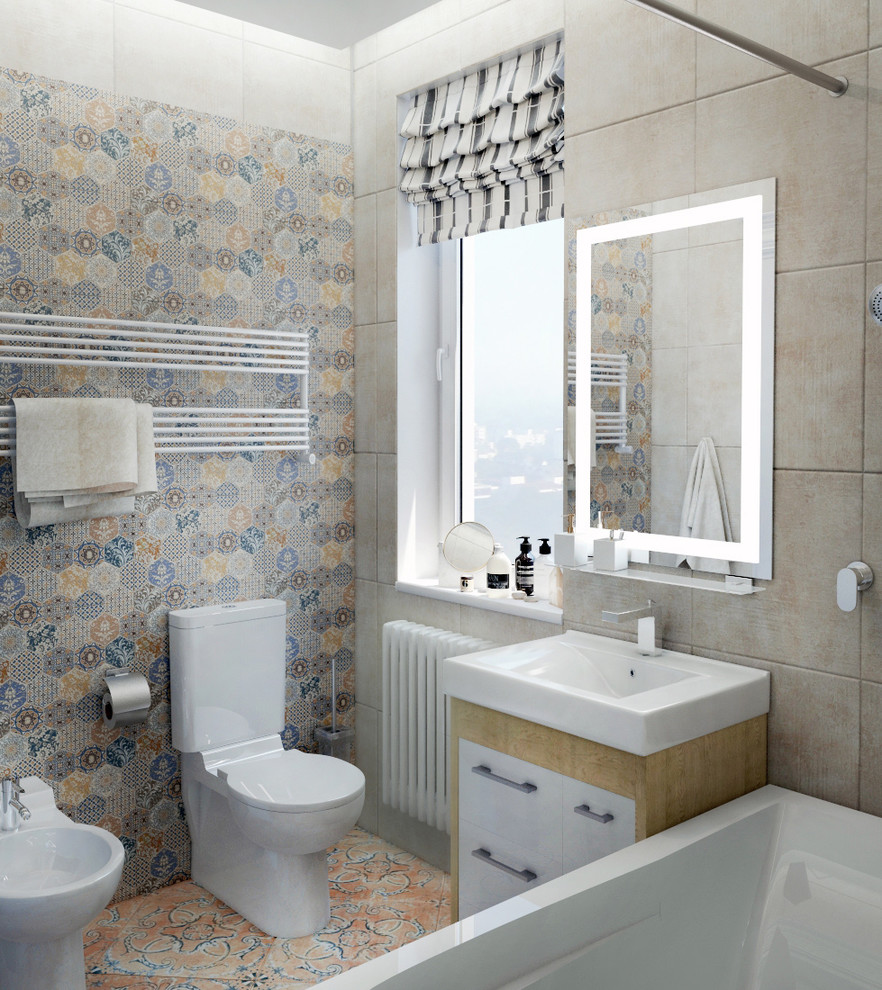 Idéer för ett mellanstort klassiskt en-suite badrum, med ett badkar i en alkov, en dusch/badkar-kombination, en toalettstol med hel cisternkåpa, flerfärgad kakel, keramikplattor, flerfärgade väggar, klinkergolv i keramik, ett nedsänkt handfat och flerfärgat golv