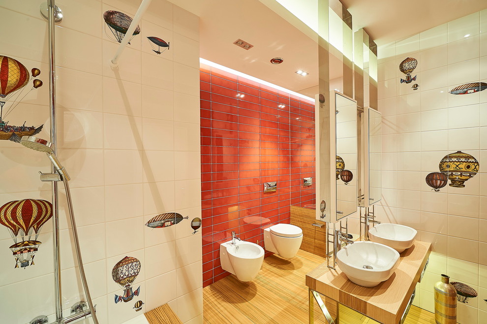 Modernes Duschbad mit Bidet, weißen Fliesen, roten Fliesen, farbigen Fliesen, bunten Wänden und Aufsatzwaschbecken in Sonstige