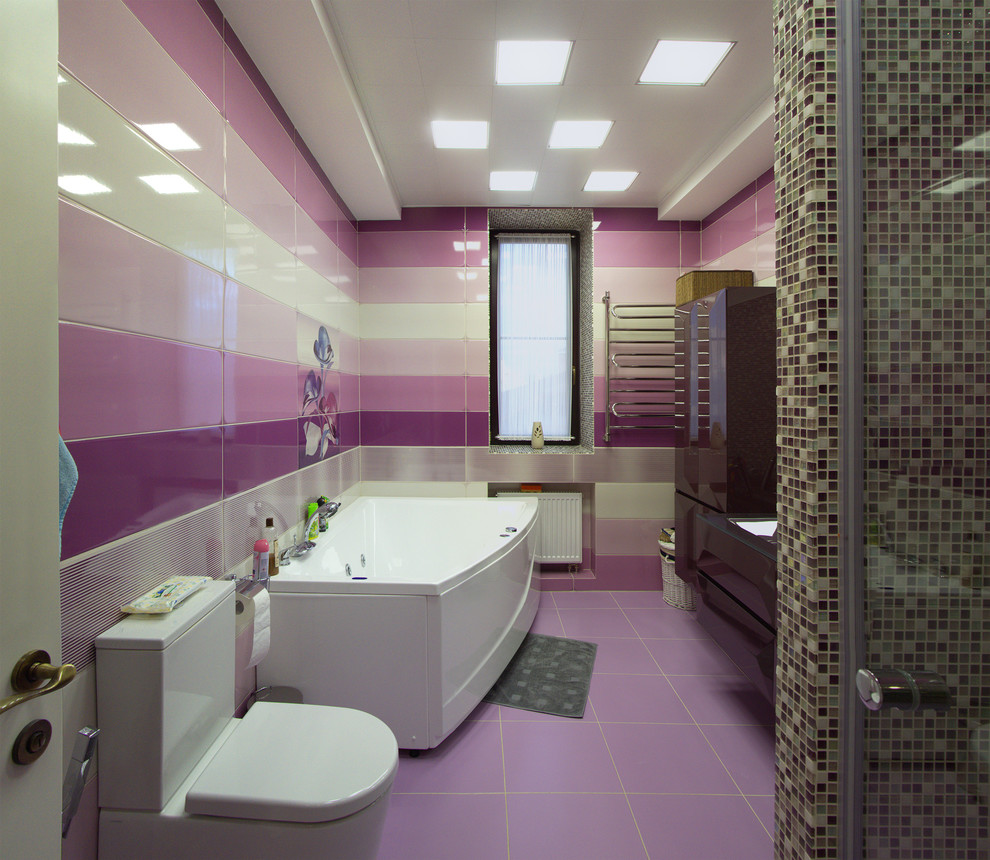 На фото: большая детская ванная комната в классическом стиле с гидромассажной ванной, душем в нише, унитазом-моноблоком, разноцветной плиткой, керамической плиткой, разноцветными стенами и полом из керамогранита с