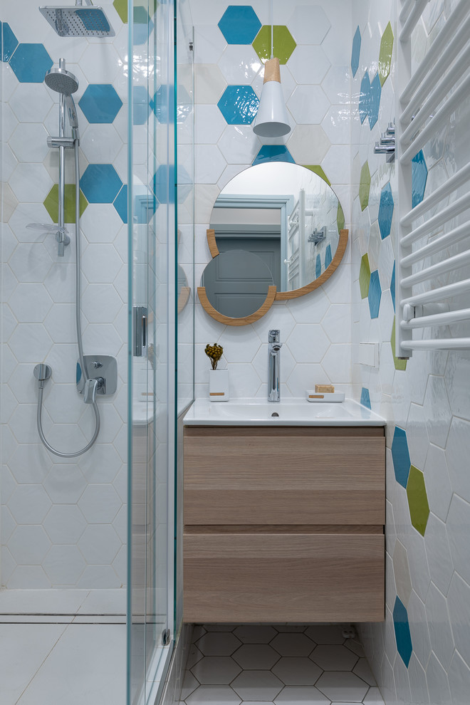 Immagine di una stanza da bagno per bambini design con ante lisce, ante beige, doccia ad angolo, piastrelle bianche, piastrelle multicolore, lavabo integrato e pavimento bianco