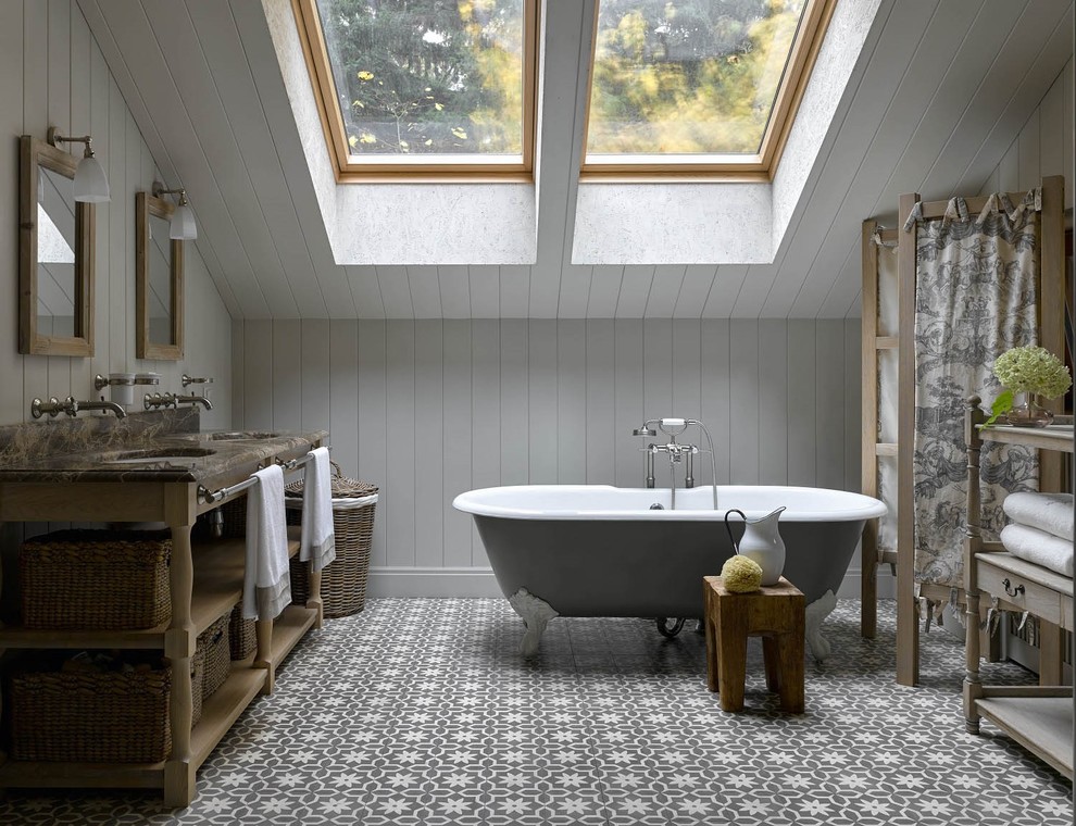 Idéer för ett klassiskt en-suite badrum, med öppna hyllor, ett badkar med tassar, vita väggar och grått golv