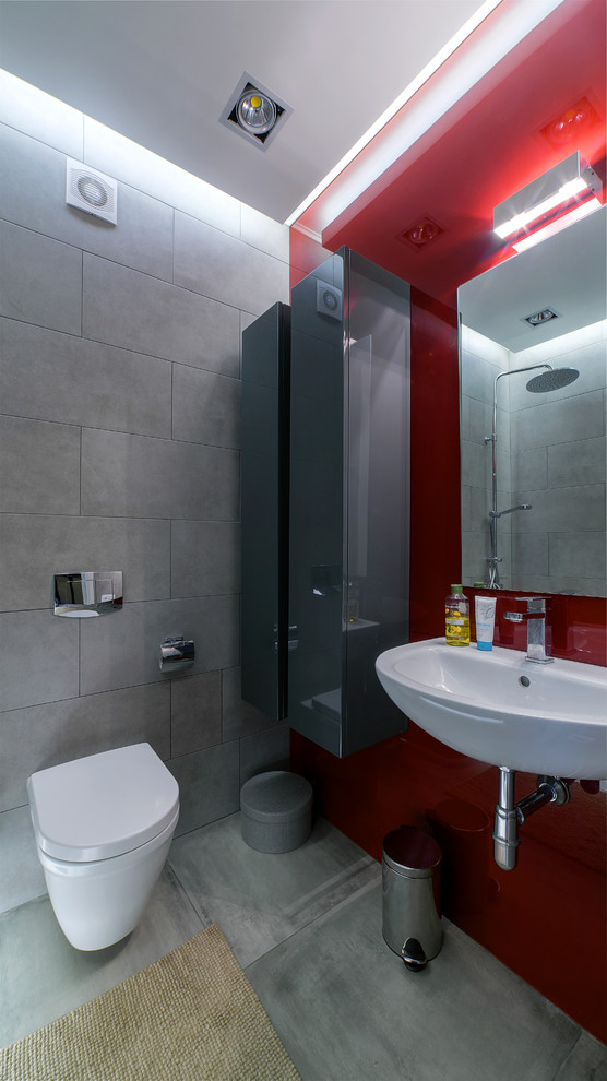 Ejemplo de cuarto de baño principal contemporáneo con bañera empotrada, sanitario de pared y lavabo suspendido
