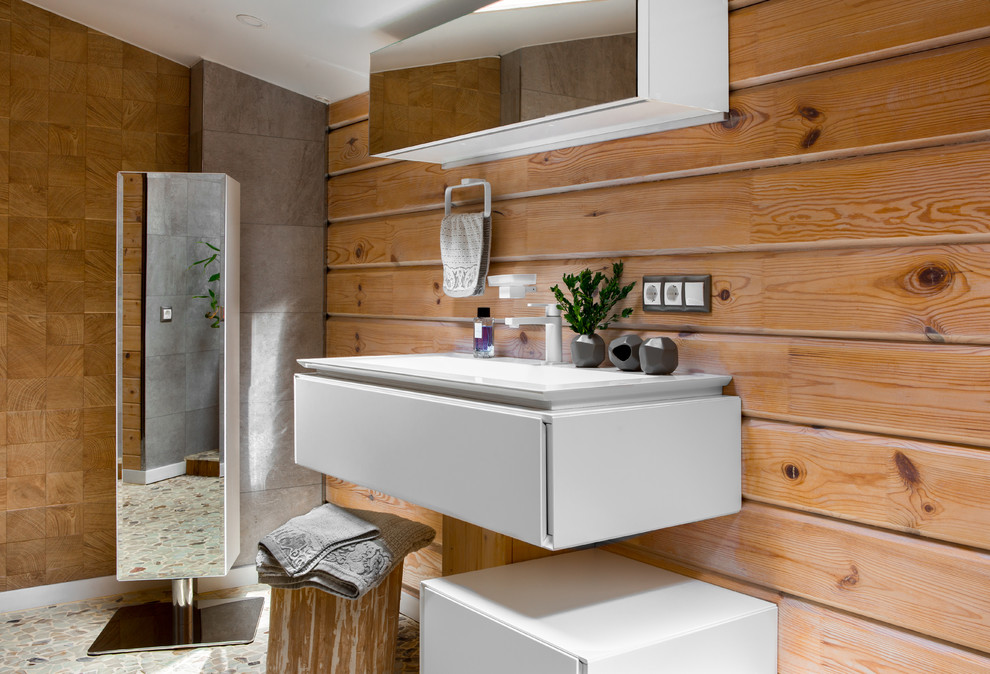 Идея дизайна: большая ванная комната в современном стиле с плоскими фасадами, белыми фасадами, коричневыми стенами, серым полом, бежевой плиткой, полом из галечной плитки и консольной раковиной