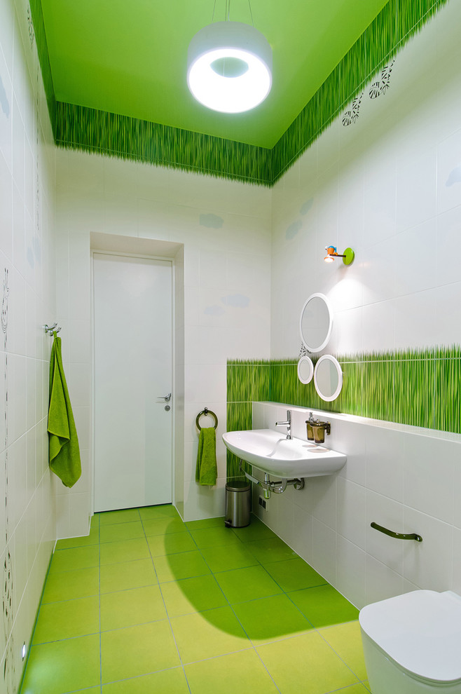 Diseño de cuarto de baño infantil actual con paredes multicolor, suelo de baldosas de cerámica y lavabo suspendido