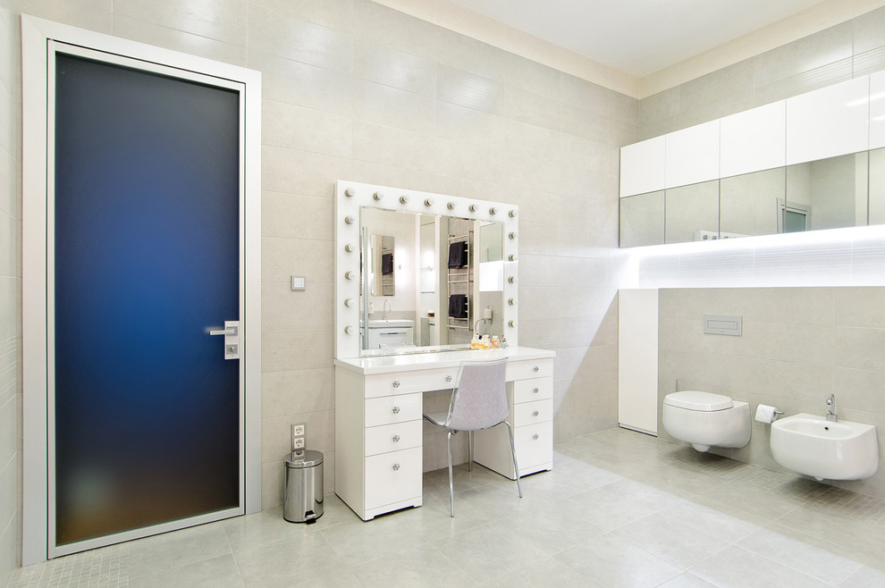 This is an example of a large contemporary bathroom in Novosibirsk.