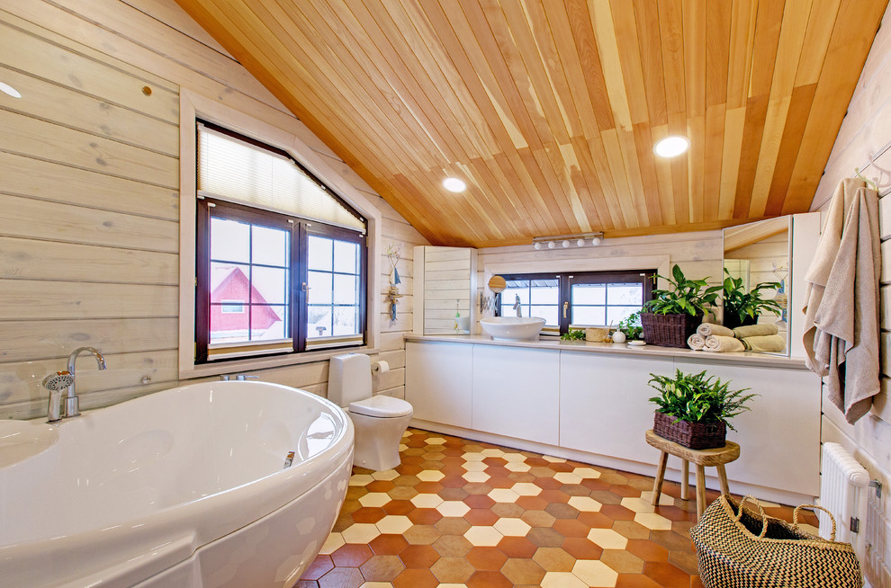 Свежая идея для дизайна: главная ванная комната в современном стиле с плоскими фасадами, белыми фасадами, отдельно стоящей ванной, раздельным унитазом, бежевыми стенами, полом из мозаичной плитки, настольной раковиной, оранжевым полом и бежевой столешницей - отличное фото интерьера