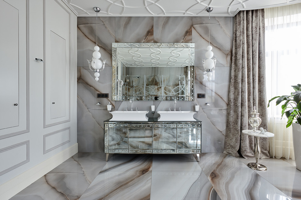 Foto di un'ampia stanza da bagno classica con pavimento beige e lavabo a bacinella