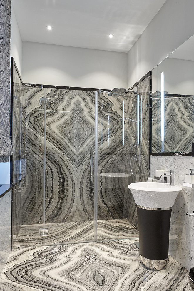Diseño de cuarto de baño contemporáneo extra grande con aseo y ducha
