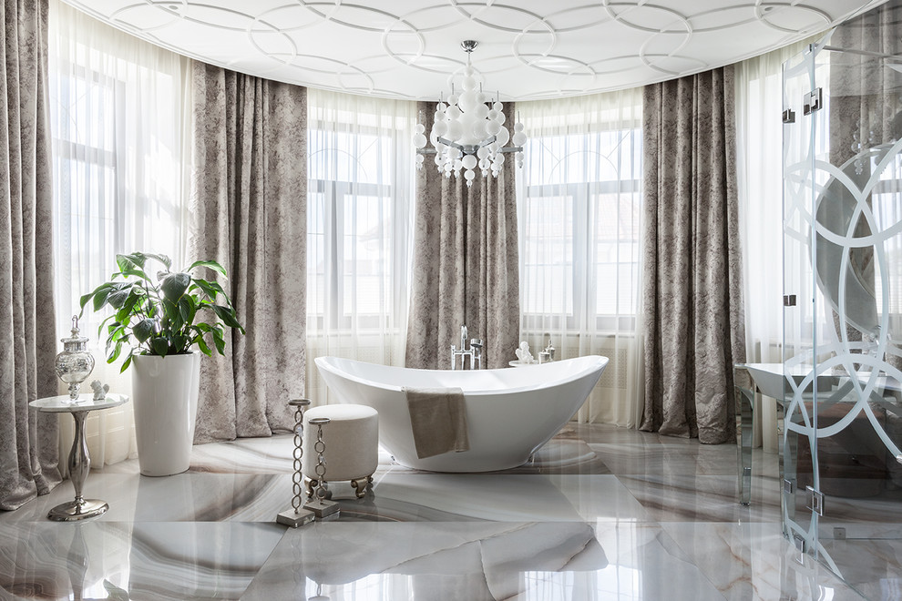 Idée de décoration pour une très grande salle de bain tradition avec une baignoire indépendante et un sol beige.