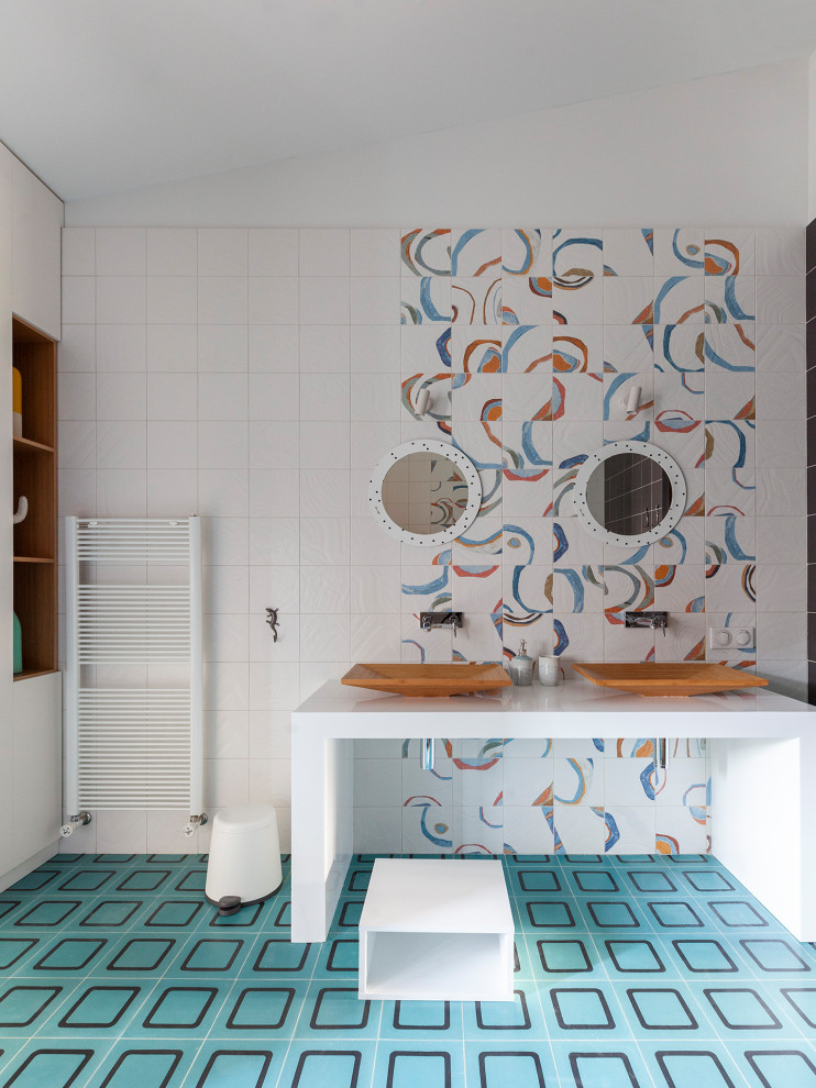 Idée de décoration pour une grande salle de bain design pour enfant avec carreaux de ciment au sol, un lavabo de ferme, un plan de toilette en quartz modifié, un sol bleu, un plan de toilette blanc, meuble double vasque et meuble-lavabo sur pied.