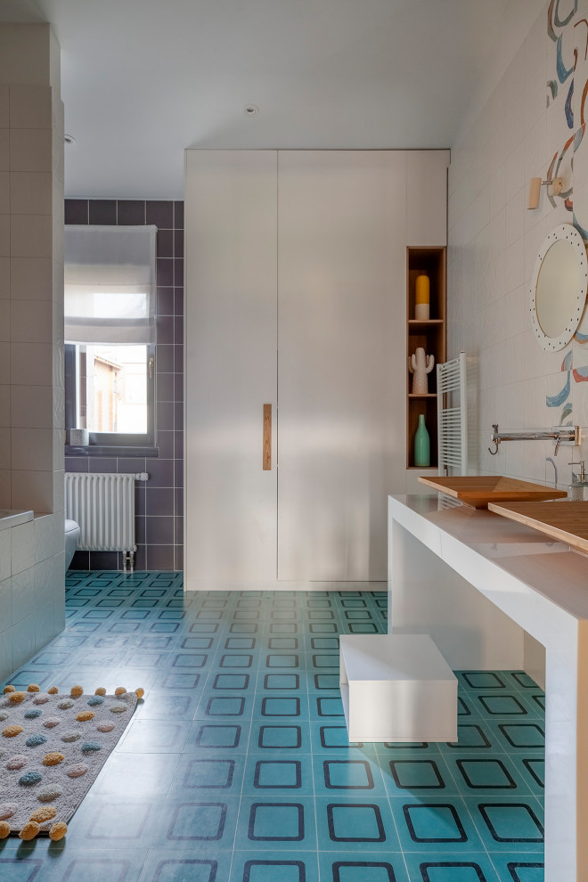 Идея дизайна: большая детская ванная комната в современном стиле с полом из цементной плитки, раковиной с пьедесталом, столешницей из искусственного кварца, синим полом, белой столешницей, тумбой под две раковины и напольной тумбой