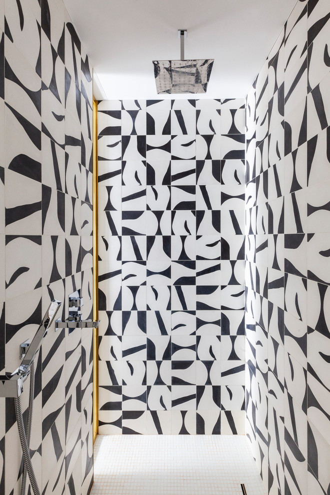 Пример оригинального дизайна: ванная комната в современном стиле с душевой комнатой, полом из мозаичной плитки и белым полом