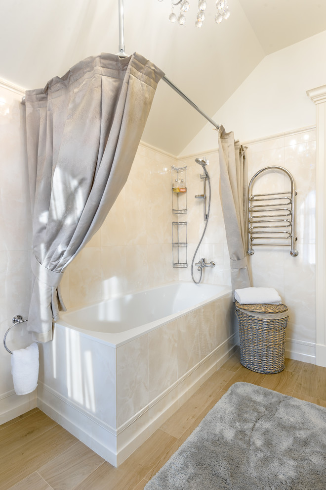 На фото: главная ванная комната в стиле неоклассика (современная классика) с бежевыми стенами и бежевым полом
