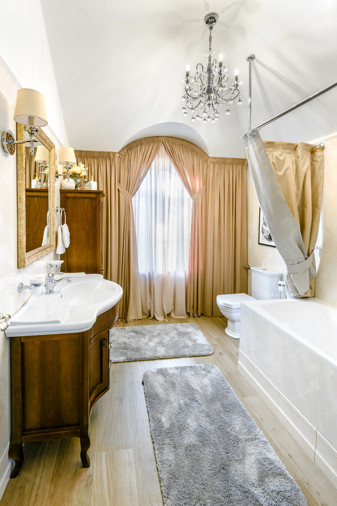 Exempel på ett klassiskt en-suite badrum, med beige väggar, ett integrerad handfat och beiget golv