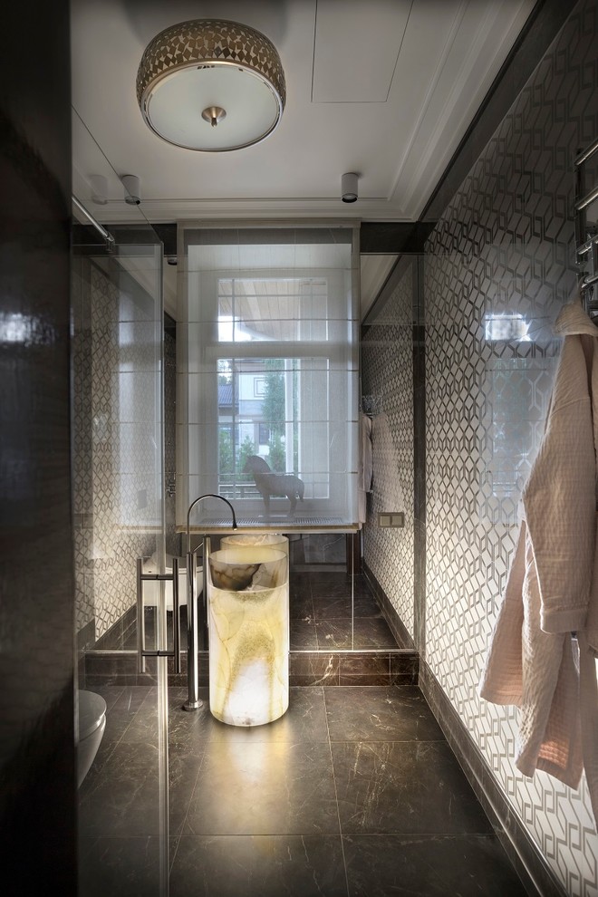 Idee per una stanza da bagno minimal con piastrelle grigie e lavabo a colonna
