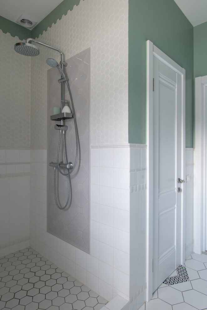 Idéer för ett mellanstort klassiskt bastu, med våtrum, en vägghängd toalettstol, vit kakel, keramikplattor, gröna väggar, klinkergolv i keramik, ett väggmonterat handfat, vitt golv och dusch med duschdraperi