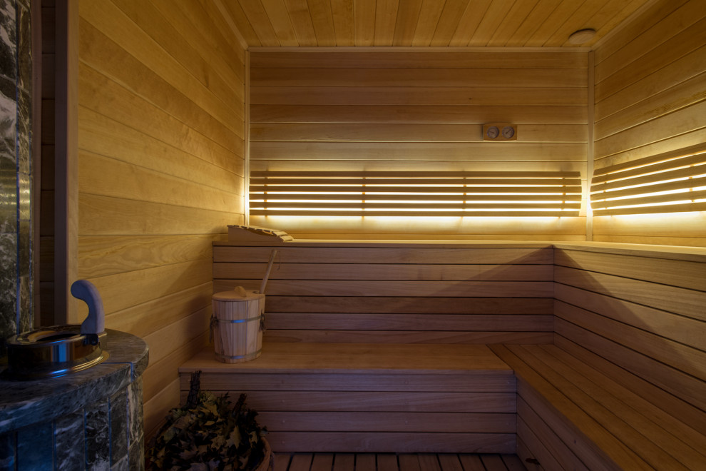 Источник вдохновения для домашнего уюта: маленькая ванная комната в стиле неоклассика (современная классика) с душевой комнатой, инсталляцией, белой плиткой, керамической плиткой, зелеными стенами, полом из керамической плитки, подвесной раковиной, белым полом, шторкой для ванной, подвесной тумбой, деревянным потолком и деревянными стенами для на участке и в саду