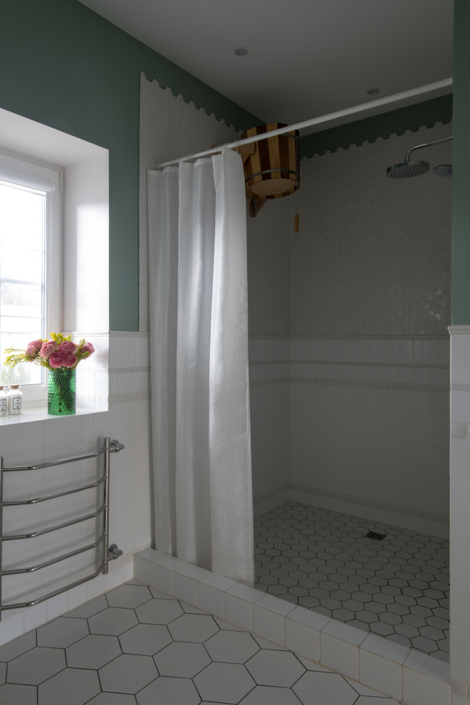 Cette photo montre un sauna chic de taille moyenne avec un espace douche bain, WC suspendus, un carrelage blanc, des carreaux de céramique, un mur vert, un sol en carrelage de céramique, un lavabo suspendu, un sol blanc et une cabine de douche avec un rideau.