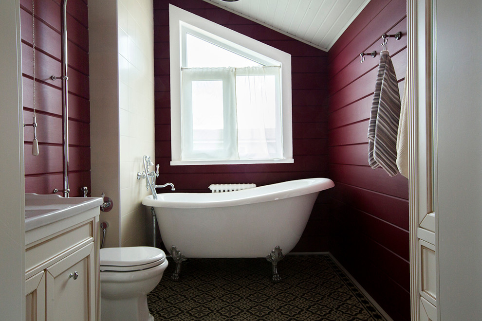 Источник вдохновения для домашнего уюта: ванная комната в стиле кантри с душем в нише, раздельным унитазом, белыми стенами и консольной раковиной