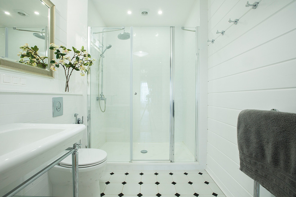 Klassisches Badezimmer mit Duschnische, Wandtoilette mit Spülkasten, weißer Wandfarbe und Waschtischkonsole in Moskau