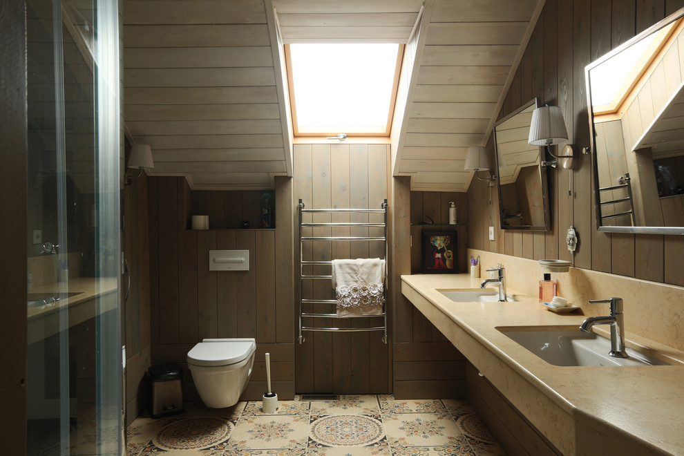 Immagine di una stanza da bagno con doccia nordica con WC sospeso, pareti marroni e lavabo sottopiano