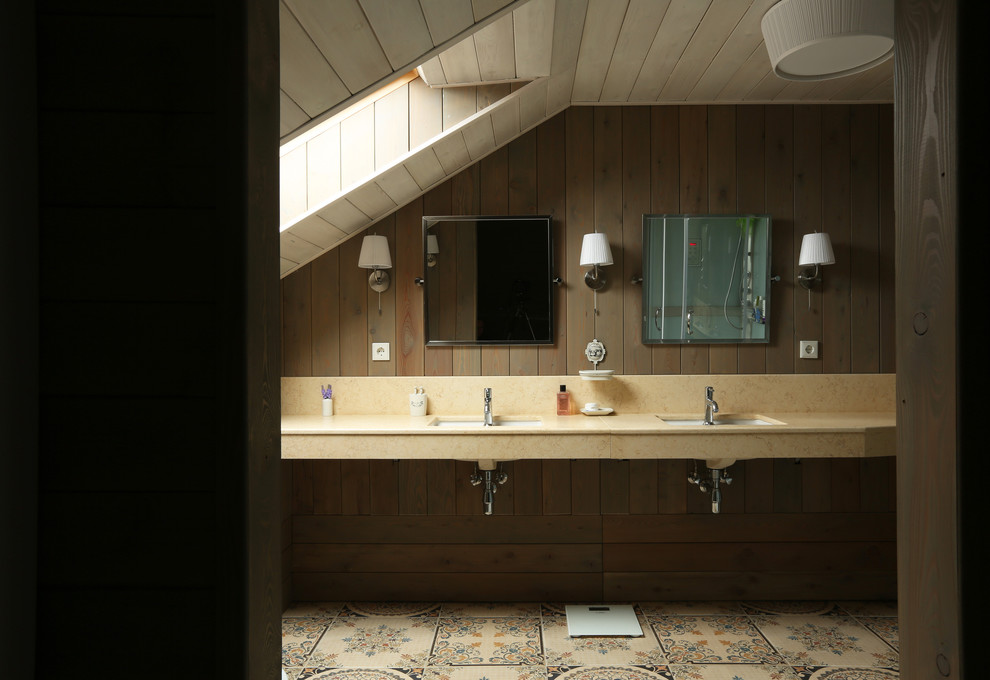 Inspiration för skandinaviska badrum med dusch, med en vägghängd toalettstol, bruna väggar och ett undermonterad handfat