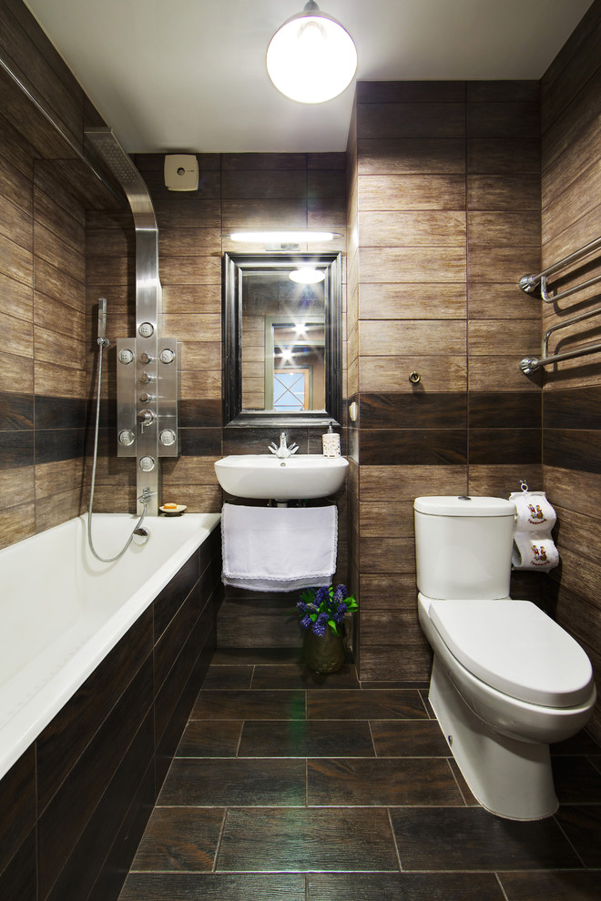 Idee per una stanza da bagno padronale minimal con vasca ad alcova, vasca/doccia, WC a due pezzi, piastrelle marroni e pavimento marrone